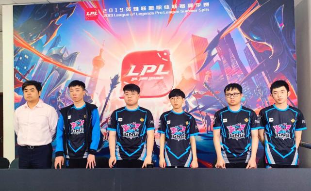 不甘示弱的 不甘示弱的